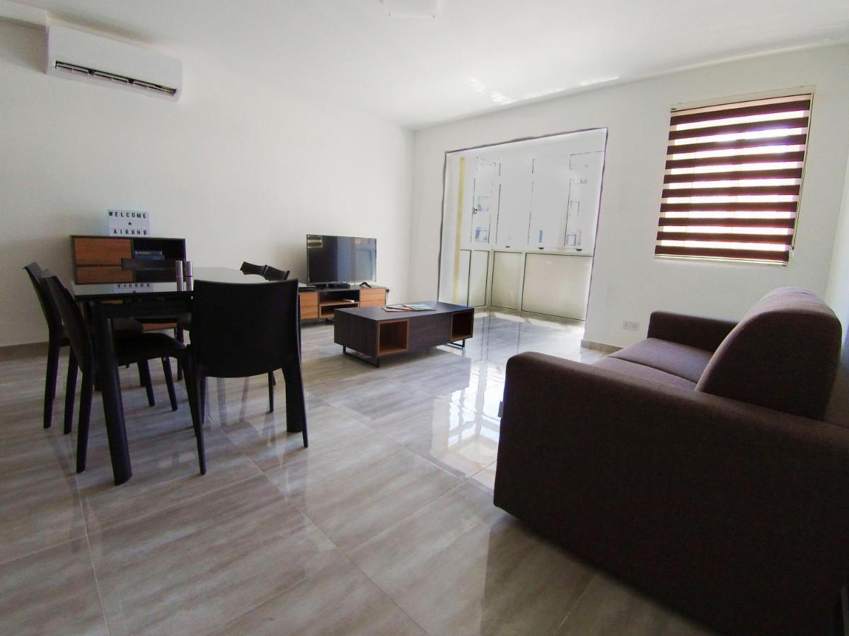 F7 Room 2, Private Bedroom Two Single Beds Shared Bathroom In Shared Flat Msida Kültér fotó