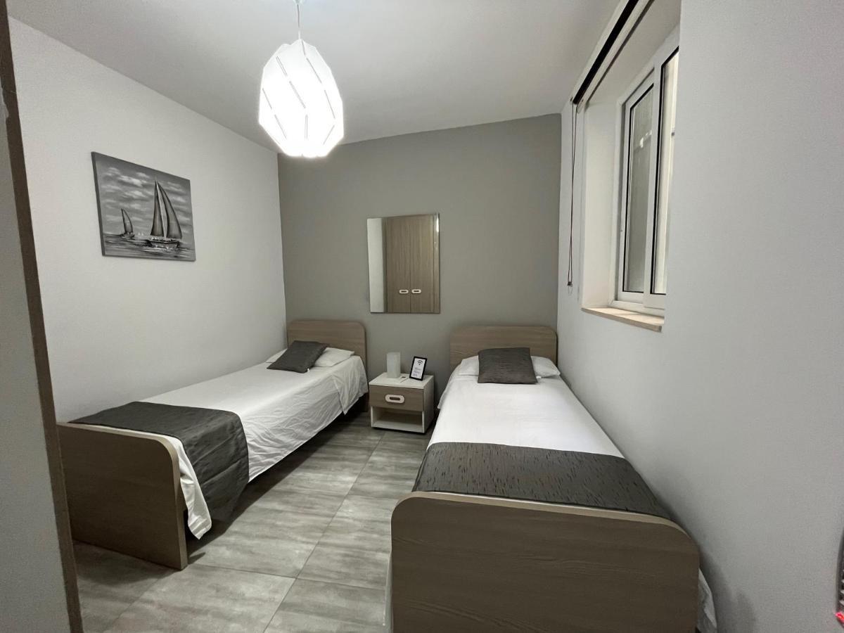 F7 Room 2, Private Bedroom Two Single Beds Shared Bathroom In Shared Flat Msida Kültér fotó